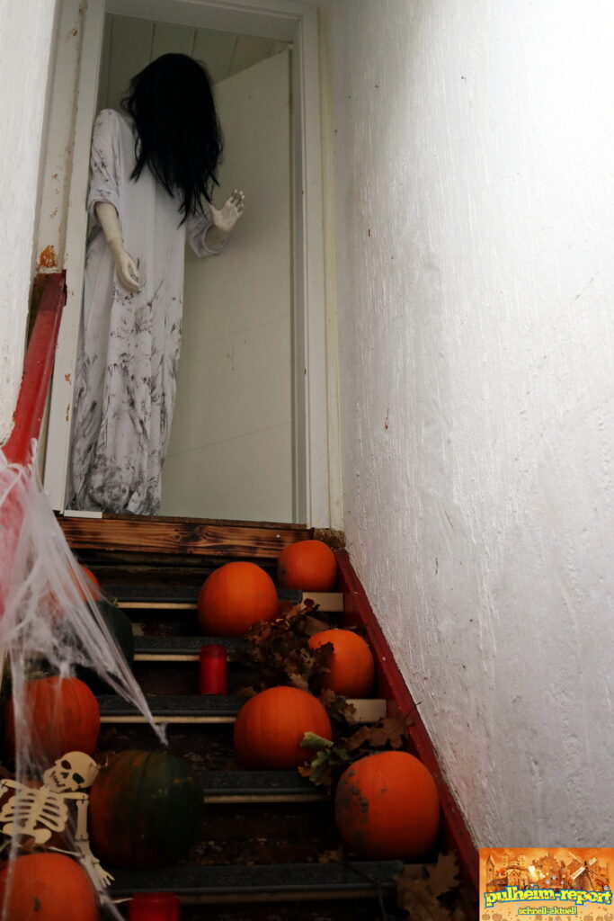 Die Grusel-Treppe mit Grusel-Gestalt