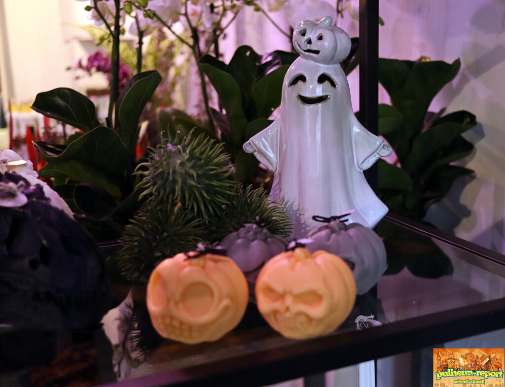 Geist mit Kürbiskerzen