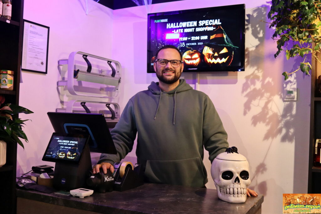 Sven Huber, Inhaber vom Planthouse Pulheim, freute sich über zahlreiche Besucher beim Halloween Special mit Late Night Shopping.