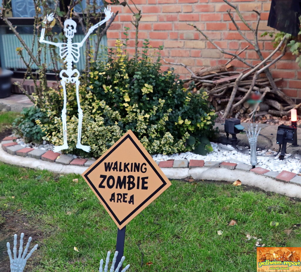 Das Skelett winkt freundlich.