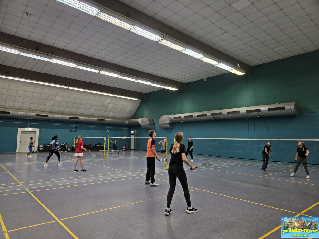 Alle sind mit viel Spaß beim Badminton-Training dabei.
