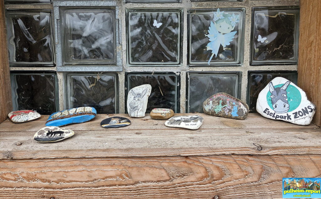 Viele tolle Steine gibt es auf der Fensterbank vom Eselpark Zons zu bestaunen