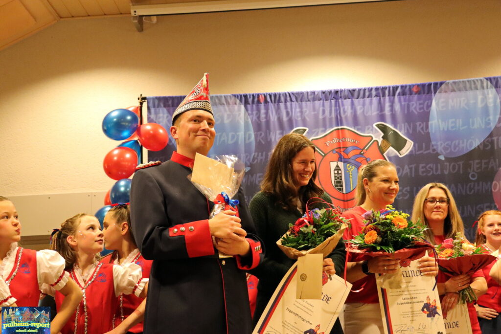 Präsident Jens Kehr wurde auch beschenkt. Was war da drin? ;-)