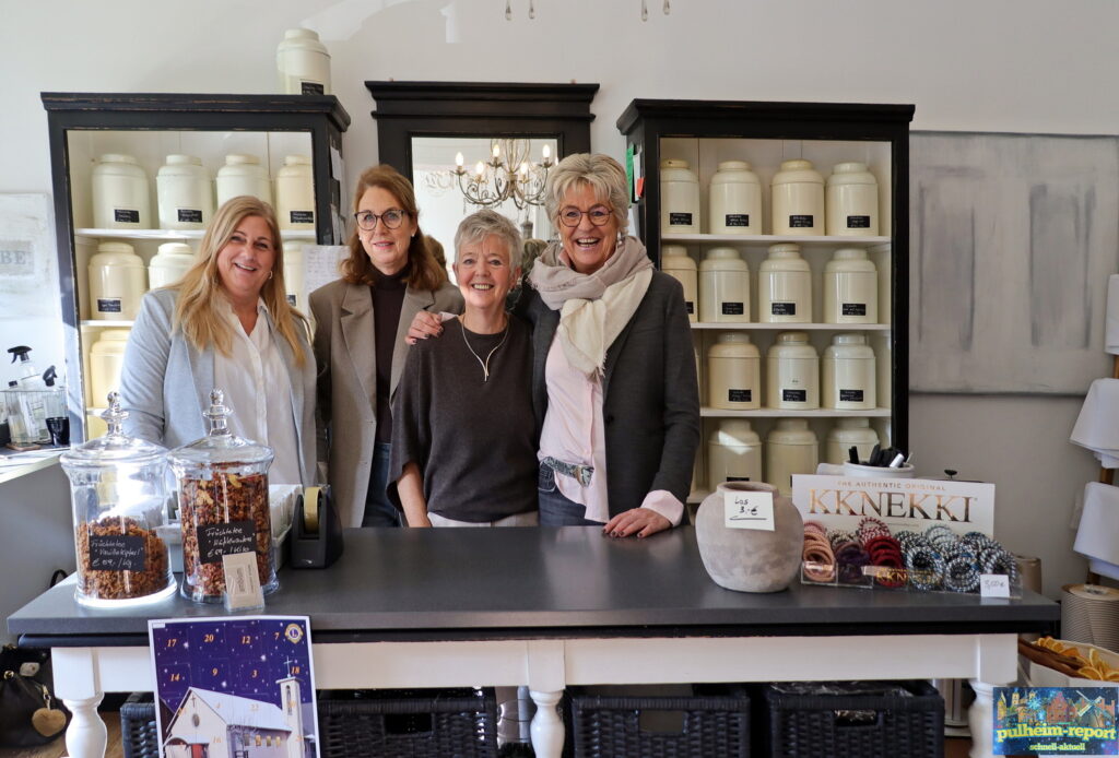Ruth Wolff mit ihrem Team bei der Weihnachtsausstellung im ambium