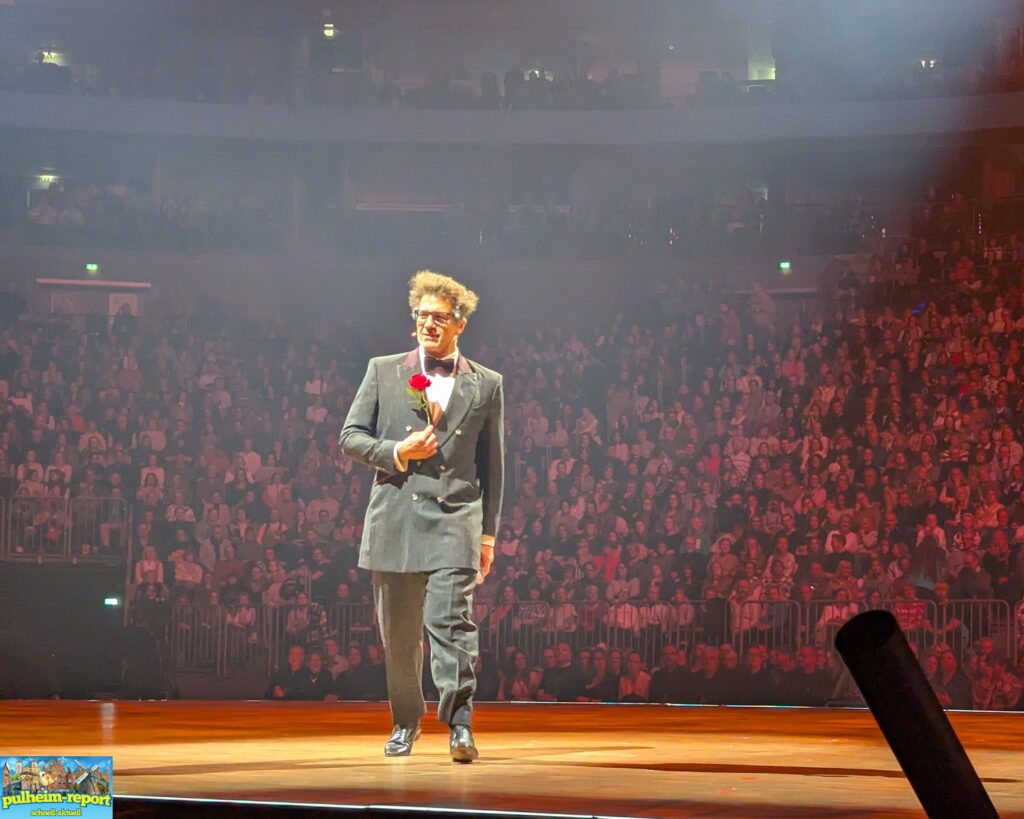 Daniel Hartwich auf dem Weg die rote Rose zu verschenken