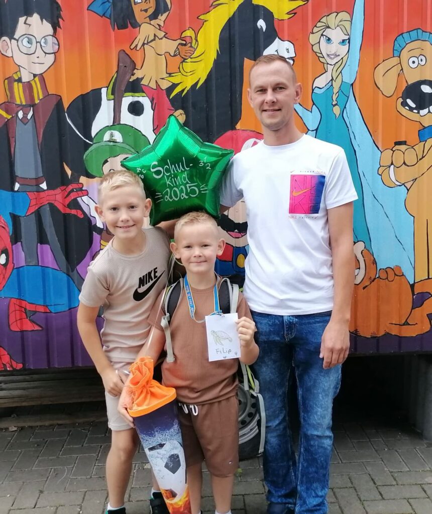 Vater Michael mit seinen Söhnen Nico und Filip bei der Einschulung (Foto: Privat - Veröffentlichung mit freundlicher Genehmigung)