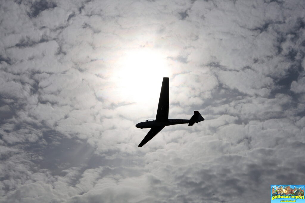 Blick von unten nach oben auf das Segelflugzeug