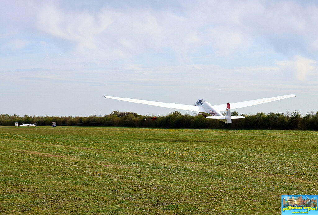 Mit der Seilwinde wird das Segelflugzeug nach oben gezogen.