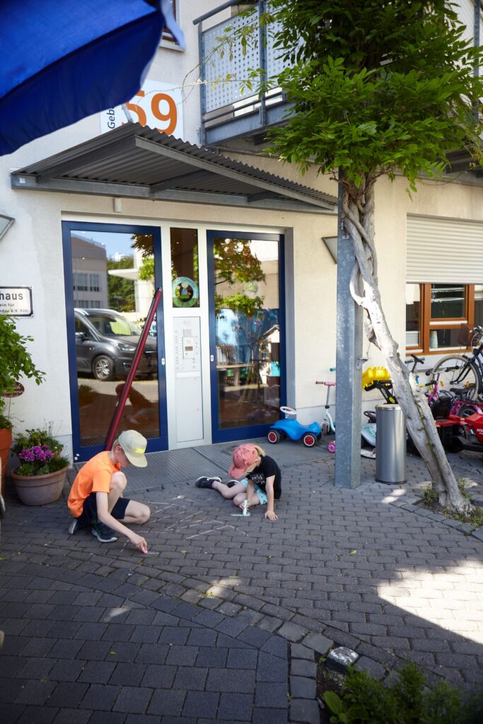 Eine erfolgreiche Kinderkrebstherapie baut maßgeblich auf die ständige Nähe der Eltern. Das Kölner Elternhaus und die „Villa Fledermaus“: Ein Zuhause auf Zeit (Fotoveröffentlichung mit freundlicher Genehmigung)