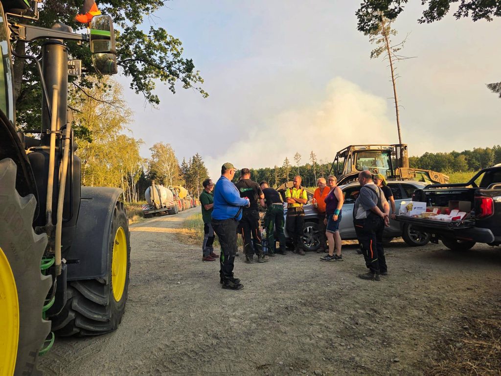 Gemeinschaft und Solidarität bei der Waldbrandbekämpfung 
(Foto: Markus Wipperfürth - Veröffentlichung mit freundlicher Genehmigung)