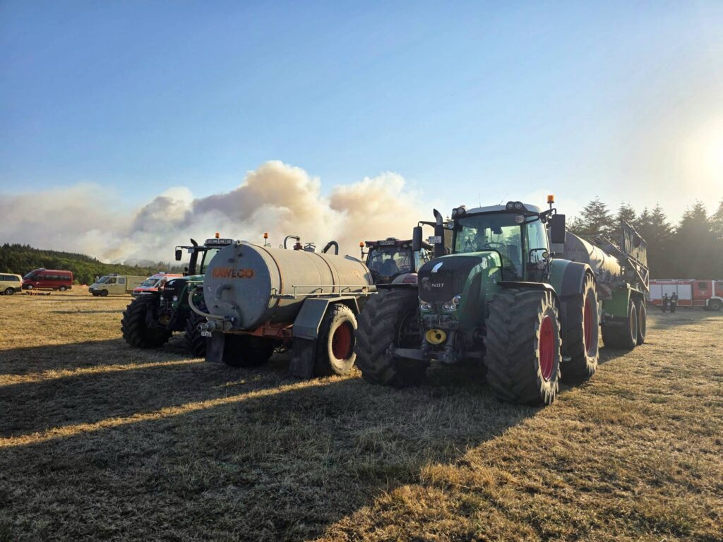 Feuerwehr, THW und Rettungskräfte arbeiteten Hand in Hand mit den Landwirten, um die Waldbrände zu bekämpfen. 
(Foto: Markus Wipperfürth - Veröffentlichung mit freundlicher Genehmigung)