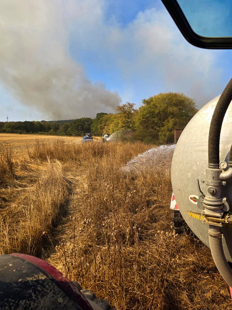 Mit Traktoren gegen das Feuer (Foto: Markus Wipperfürth - Veröffentlichung mit freundlicher Genehmigung)