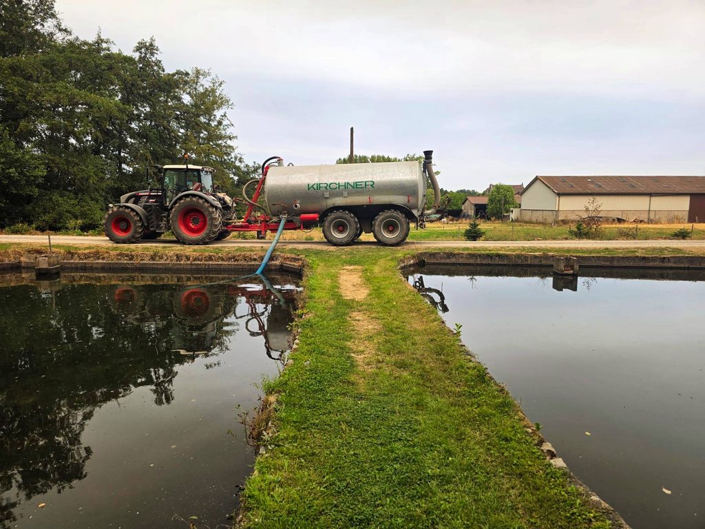 Die Landwirte füllten ihre Fässer mit Wasser zur Brandbekämpfung. 
(Foto Markus Wipperfürth - Veröffentlichung mit freundlicher Genehmigung)
