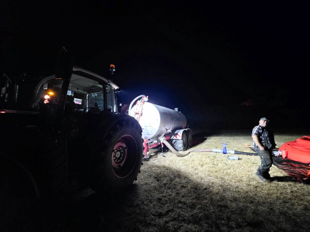 Tag und Nacht im Einsatz gegen das Feuer (Foto: Markus Wipperfürth - Veröffentlichung mit freundlicher Genehmigung)