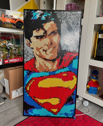 Superman im Porträt (Instagram: sven_bricks)